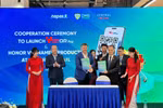 Central Retail Vietnam and the National Payment Corporation of Vietnam ink a cooperation agreement to launch Viet QR Pay at the GO! supermarket system, at a ceremony on October 24, 2025. (Photo: VNA)