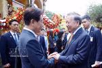 General Secretary of the Communist Party of Vietnam Central Committee and State President To Lam (right) bids farewell to President of the Republic of Korea Lee Jae Myung on April 24. (Photo: VNA)