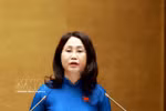 Minister of Culture, Sports and Tourism Lam Thi Phuong Thanh, authorised by the Prime Minister, presents the report explaining, receiving and revising the draft NA resolution on the development of Vietnamese culture at the session in Hanoi on April 24, 2026. (Photo: VNA)