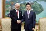 Deputy Prime Minister Le Thanh Long (R) receives Takebe Tsutomu, Special Advisor of the Japan-Vietnam Parliamentary Friendship Alliance (Photo: VNA)