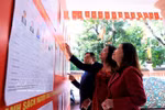 Residents visit polling stations in their wards to review the list of candidates for deputies to the 16th National Assembly and members of People’s Councils at all levels for the 2026–2031 term. (Photo: VNA)