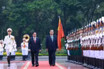 Prime Minister Pham Minh Chinh (L) and his Japanese counterpart Ishiba Shigeru inspect the guard of honour. (Photo: VNA)