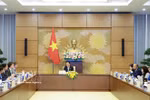 Vice Chairman of the National Assembly (NA) Nguyen Hong Dien receives a delegation from the European Chamber of Commerce in Vietnam (EuroCham) in Hanoi on May 22. (Photo: VNA)