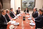 Nguyen Duy Ngoc (third from left), Politburo member and deputy head of the Central Steering Committee for the Development of Science, Technology, Innovation and Digital Transformation, chairs a working session with representatives from Rosen Partners (Photo: VNA)