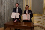 Deputy Minister of Industry and Trade Nguyen Hoang Long (right) and UK Ambassador to Vietnam Iain Frew sign an MoU on clean energy cooperation between the Vietnamese Ministry of Industry and Trade and the UK Foreign, Commonwealth and Development Office (Photo: VNA) 
