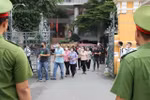 People outside a courthouse in District 1, HCM City, during a private bond issuer's trial. (Photo: VNA)