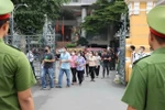 People outside a courthouse in District 1, HCM City, during a private bond issuer's trial. (Photo: VNA)