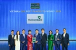 Hong Quang, Member of the Board of Directors and Head of Human Resources Division at Vietcombank (fifth, left) and other delegates receive the certificate of "Best Place to Work in Vietnam 2025". (Photo: VNA)