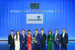 Hong Quang, Member of the Board of Directors and Head of Human Resources Division at Vietcombank (fifth, left) and other delegates receive the certificate of "Best Place to Work in Vietnam 2025". (Photo: VNA)