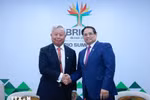 Vietnamese Prime Minister Pham Minh Chinh (right) and Jin Liqun, President and Chair of the Board of Directors of the Asian Infrastructure Investment Bank (AIIB) (Photo: VNA)