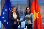 Vietnamese Deputy Minister of Foreign Affairs Le Thi Thu Hang (R) and Acting Managing Director for Asia and the Pacific of EEAS Paola Pampaloni (Photo: baoquocte.vn)