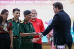 US Ambassador to Vietnam Marc Evans Knapper hands over wartime artifacts to families of fallen soldiers and veterans. (Photo: VNA)