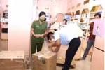 Authorities seal and temporarily detain unverified-source cosmetics (Photo: VNA)
