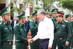 Party General Secretary To Lam, who is also Secretary of the Central Military Commission, visits officers and soldiers of the Ea H’Leo Border Guard Station on February 11 (Photo: VNA)
