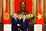 State President Luong Cuong (right) and Kyrgyz Prime Minister Adylbek Kasymaliev at their meeting in Hanoi on March 6 (Photo: VNA)