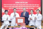 Party General Secretary To Lam presents gift to officials and medical staff of the Huu Nghi (Friendship) Hospital in Hanoi on February 27. (Photo: VNA)