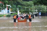 Tuyen Quang border guards assist local residents in evacuating to safety. (Photo: VNA)