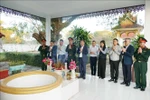 Representatives of the Vietnamese Embassy and agencies in Laos pay tribute war heroes and martyrs at the Lao – Vietnam Combatant Alliance relic site in Keun village of Thulakhom district, Vientiane province, on December 21. (Photo: VNA)