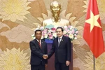 Chairman of the Vietnamese National Assembly (NA) Tran Thanh Man (right) receives Vice President of the Lao NA Suvon Luongbunmi in Hanoi on April 21. (Photo: VNA)