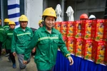 Workers at Ecopark construction site in Hung Yen province receive Tet (Lunar New Year) gifts. (Photo: nhandan.vn)