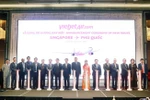 Party General Secretary To Lam (10th from left) and delegates attend the announcement ceremony of Singapore - Phu Quoc direct air route. (Photo: VNA)