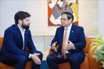 Prime Minister Pham Minh Chinh (R) meets with Chilean President Gabriel Boric Font in Rio de Janeiro on July 7 (Photo: VNA)