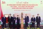 Party General Secretary To Lam presents a statue of President Ho Chi Minh to the Supreme People's Court at the ceremony marking the 80th traditional day of the People’s Court (September 13, 1945 – 2025), in Hanoi on September 13, 2025. (Photo: VNA)