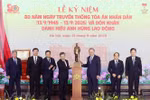 Party General Secretary To Lam presents a statue of President Ho Chi Minh to the Supreme People's Court at the ceremony marking the 80th traditional day of the People’s Court (September 13, 1945 – 2025), in Hanoi on September 13, 2025. (Photo: VNA)