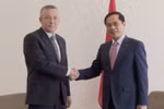 Deputy Prime Minister and Minister of Foreign Affairs Bui Thanh Son (R) shakes hands with Ambassador Heraldo Munoz, Special Envoy of the Chilean President for Ocean affairs, and former Minister of Foreign Affairs of Chile. (Photo: VNA)
