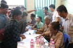 People receive general health check-ups, basic tests, medical consultations, free medicine during the August 9 programme co-hosted by the Vietnamese Embassy in Cambodia and members of the Vietnam–Cambodia Business Association. (Photo: VNA)