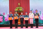 Deputy Minister of National Defence Sen. Lt. Gen. Hoang Xuan Chien (third, left) presents gifts to the VPA's servicemen who will join a parade in Moscow’s iconic Red Square to mark the 80th anniversary of Russia’s victory in the Great Patriotic War (May 9). (Photo: VNA)