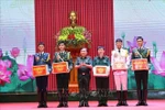 Deputy Minister of National Defence Sen. Lt. Gen. Hoang Xuan Chien (third, left) presents gifts to the VPA's servicemen who will join a parade in Moscow’s iconic Red Square to mark the 80th anniversary of Russia’s victory in the Great Patriotic War (May 9). (Photo: VNA)