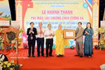 The certificate recognising Cuong Xa Pagoda as the temple with the largest system of stone walls engraved with the Buddhist swastika symbol is handed over to the pagoda's representatives at a ceremony held on May 3. (Photo: VNA)