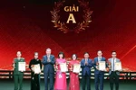 Party General Secretary To Lam (third from left) and Tran Cam Tu (third from right), Politburo member, permanent member of the Party Central Committee's Secretariat and Chairman of the Party Central Committee's Inspection Commission, present Prize A to winners. (Photo: VNA)