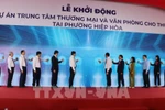 Delegates at the ceremony to kick off the construction of an office leasing and commercial centre in Hiep Hoa ward, Bien Hoa city, Dong Nai province. (Photo: VNA)