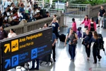 Tourists arrive at the International Arrivals Terminal of I Gusti Ngurah Rai International Airport, Badung, Bali. (Photo: ANTARA) 