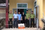The People’s Committee of Dakrong commune in the central province of Quang Tri, in coordination with the Dakrong Forest Protection Station hand over a small-clawed otter to the Cuc Phuong National Park and the Wildlife Rescue Centre in Vietnam (Photo: VNA)