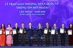 Prime Minister Pham Minh Chinh (fifth, right) presents the first prizes to the authors and groups of authors. (Photo: VNA)