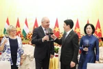 Vietnamese President Luong Cuong, his Hungarian counterpart Sulyok Tamas, and their spouses toast at the State banquet in Hanoi on May 28. (Photo: VNA)