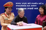 101-year-old voter Doan Thi Thuan (centre) casts her ballot at the polling station at Phan Chu Trinh primary school, Ba Dinh ward, Hanoi. (Photo: VNA)