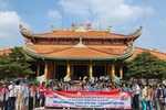 The delegation of overseas Vietnamese offer incense to commemorate the heroic martyrs at Ben Duoc Temple. (Photo: VNA)
