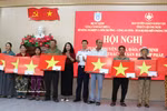 Representatives from the Coast Guard Region 2 Command and the Quang Ngai provincial Party Committee’s Board for Information, Education and Mass Mobilisation give gifts and national flags to fishermen. (Photo: VNA)