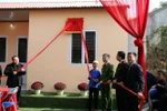 A family in Dong Buc commune in Loc Binh district in the northern province of Lang Son receives a new house that was built with support from the Public Security Ministry and the provincial authorities. (Photo: VNA)