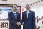 Secretary of the Communist Party of Vietnam (CPV) Central Committee and head of the committee's Commission for Information, Education, and Mass Mobilisation Trinh Van Quyet meets with Khamphan Pheuiyavong, Secretary of the Lao People's Revolutionary Party (LPRP) Central Committee and Chairman of the LPRP Central Committee’s Commission for Propaganda and Training in Vientiane on December 1, 2025. (Photo: VNA)