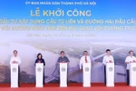 Prime Minister Pham Minh Chinh (3rd from left) at the symbolic button-pressing ceremony to kick off the construction of the Tu Lien bridge in Hanoi on May 19. (Photo: VNA)