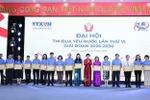 Vietnam News Agency General Director Vu Viet Trang presents certificates of merit to individuals with outstanding achievements in the emulation movement for the 2020 - 2025 period. (Photo: VNA)