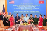 Deputy Minister of National Defence Senior Lieutenant General Hoang Xuan Chien and US Ambassador to Vietnam Marc Knapper sign the memorandum of understanding on enhancing cooperation in addressing the legacies of war in Hanoi on October 31. (Photo: VNA)