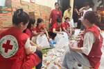 The Vietnam Red Cross Society's staff prepare essential goods to support households affected by flooding following Storm Wipha. (Photo: VNA)