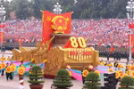 A model vehicle bearing the National Emblem of the Socialist Republic of Viet Nam leads the military parade and mass procession. (Photo: VNA)