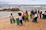 People collect plastic waste at Dinh Cau beach, Phu Quoc district, Kien Giang. (Photo: VNA)
